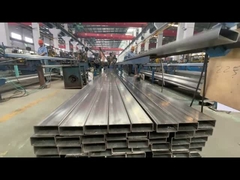 O processo de triagem e embalagem numa oficina para tubos quadrados e redondos de aço inoxidável