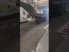 A placa de aço inoxidável sendo carregada no caminhão