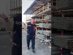 Olha para os tubos de aço galvanizados nas prateleiras.